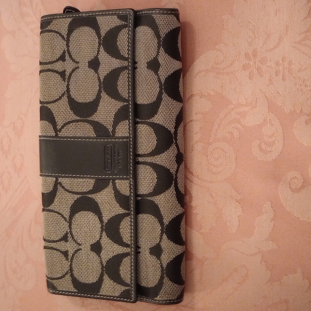 VGUC. Black and platinum Coach trifold wallet.